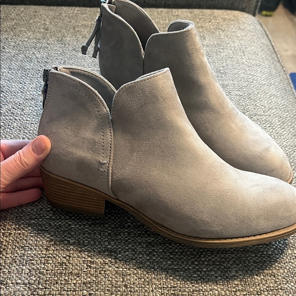 Journee Collection Livvy faux suede ankle boots light grey Size 7.5 NEW - Picture 6 of 6